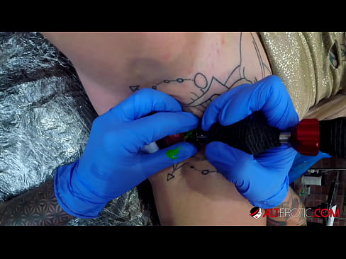 ❤️ Ekstremt tatovert hottie Sully Savage tok en tatovering på klitoris ️ Porno vk ved no.valeshop.top